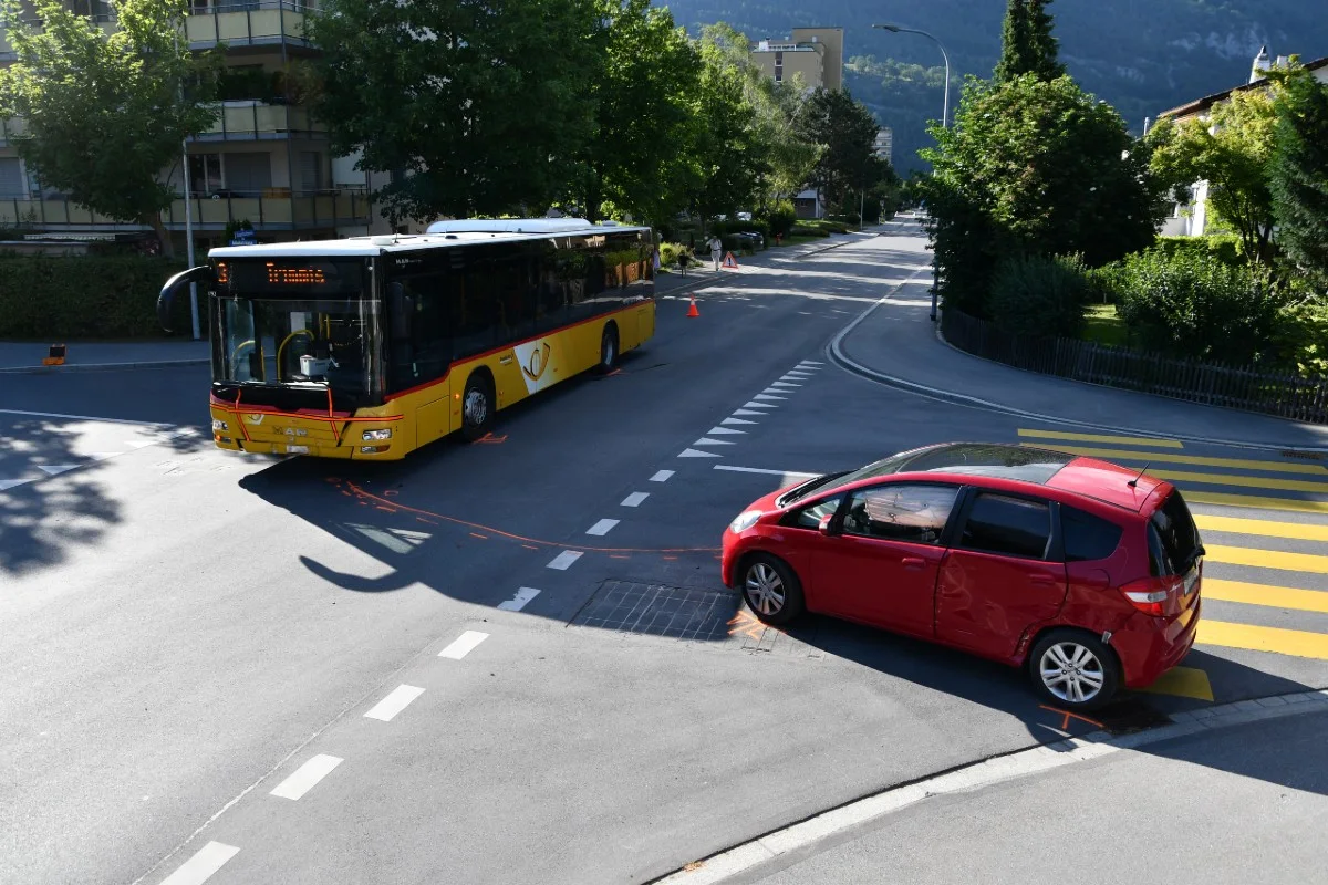 Chur GR - Kollision zwischen Postauto und 90-jähriger Autolenkerin