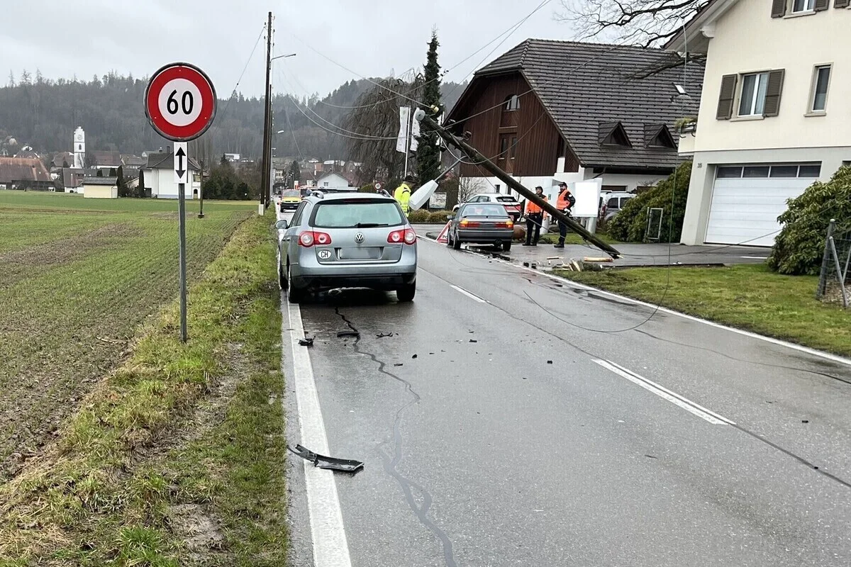 Büren an der Aare BE – Unfall mit Strommast führt zu zweitem Crash