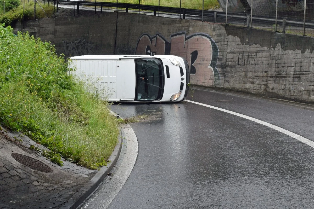 Ebikon LU - Lieferwagen kippt bei Selbstunfall auf die Seite