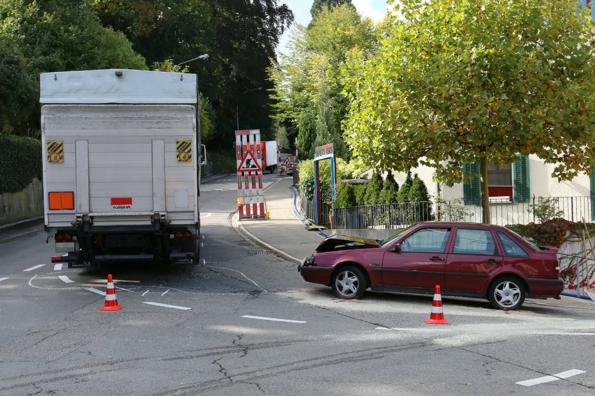 St. Gallen SG - Lastwagen fährt rückwärts und kollidiert