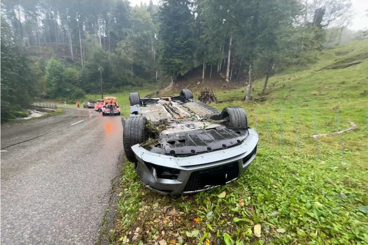 Beinwil SO - Bei Unfall überschlagen und in der Lüssel gelandet