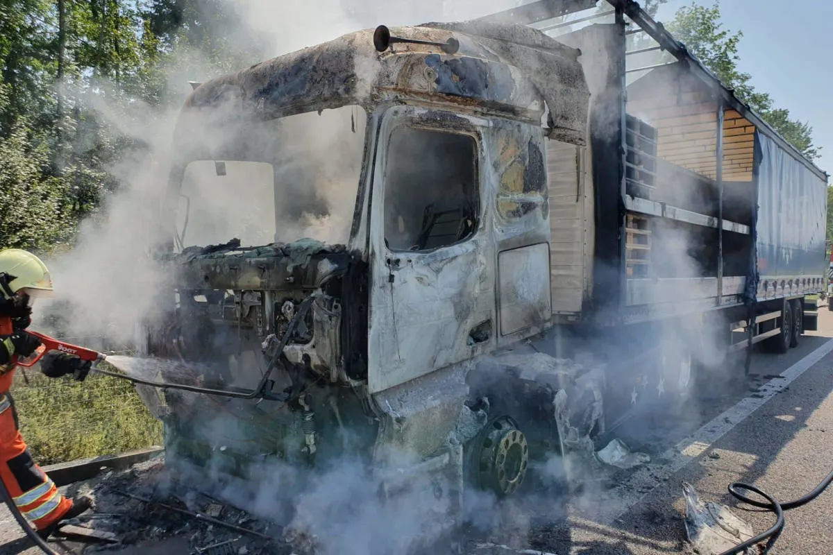 A1 Oftringen AG - Lastwagen in Brand geraten
