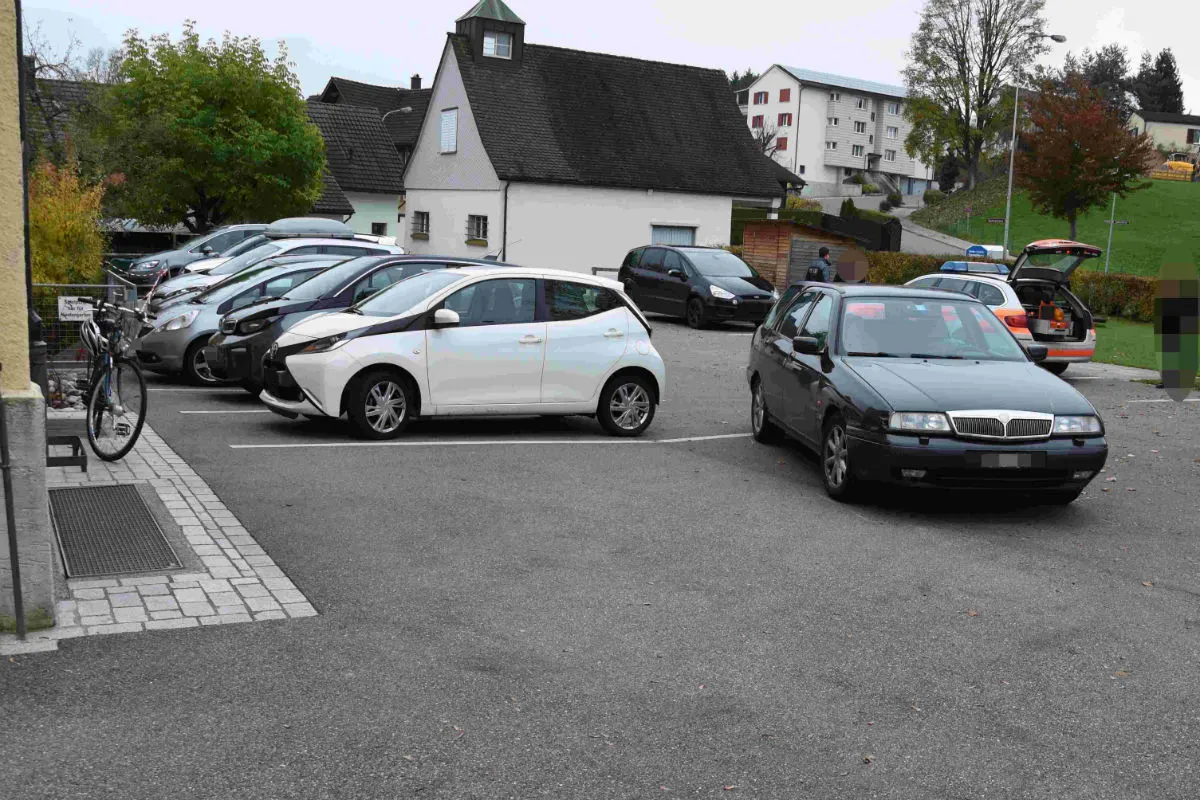 Unfall Henau SG - 5-jähriges Kind auf Parkplatz angefahren