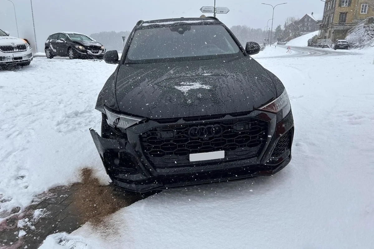 Walzenhausen AR – Frontalkollision auf schneebedeckter Strasse