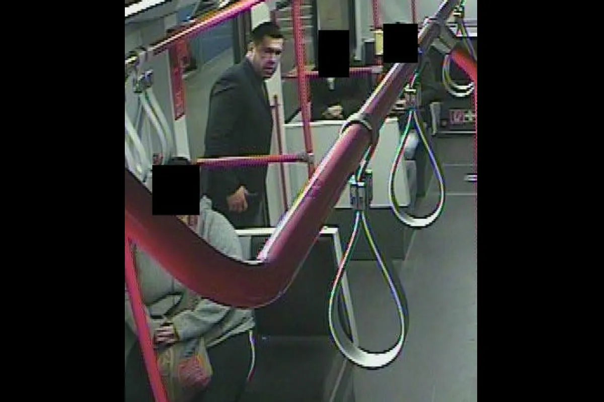 Unbekannter mit Waffe in U-Bahnhaltestelle beobachtet 
