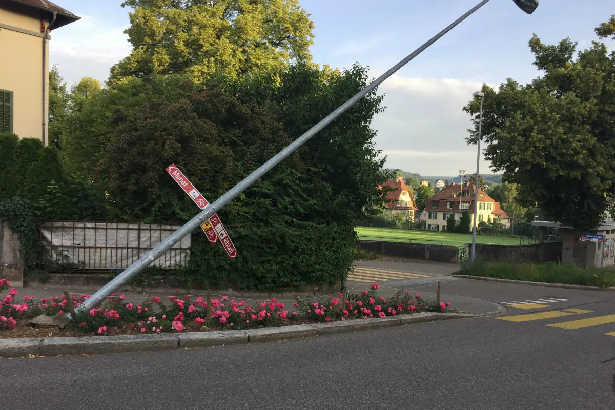 Schaffhausen SH - Mit Kandelaber kollidiert und weitergefahren - Zeugenaufruf