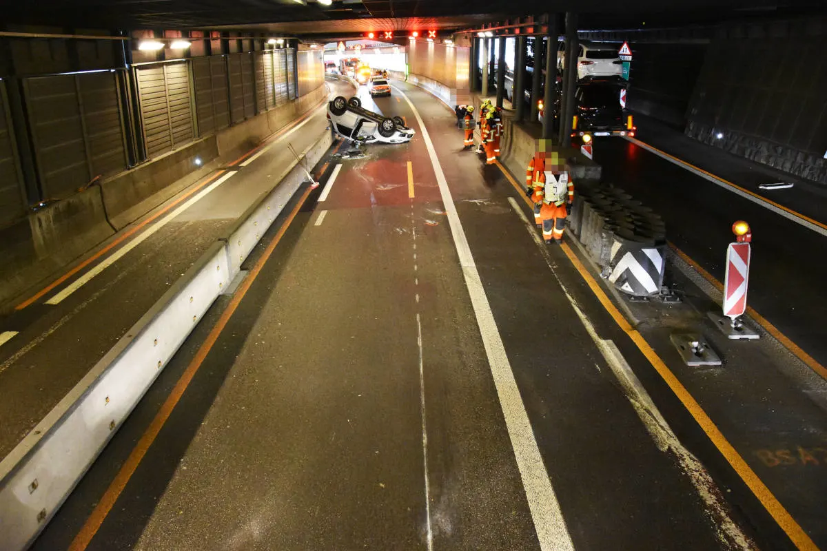 A2 Hergiswil NW – Personenwagen landet auf Fahrbahntrennwand