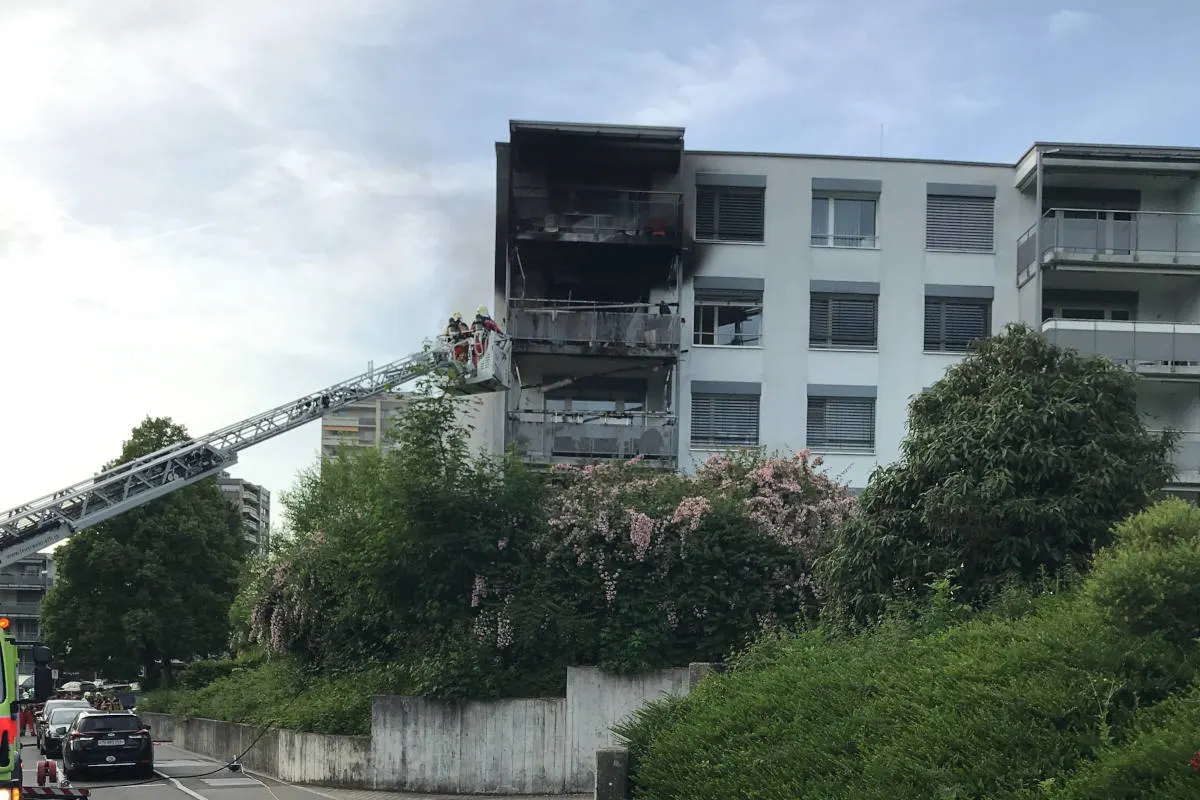 Illnau-Effretikon ZH - Grillbrand auf Mehrfamilienhausbalkon