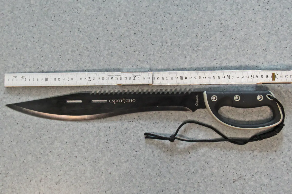 19-Jähriger fuchtelt mit Machete herum