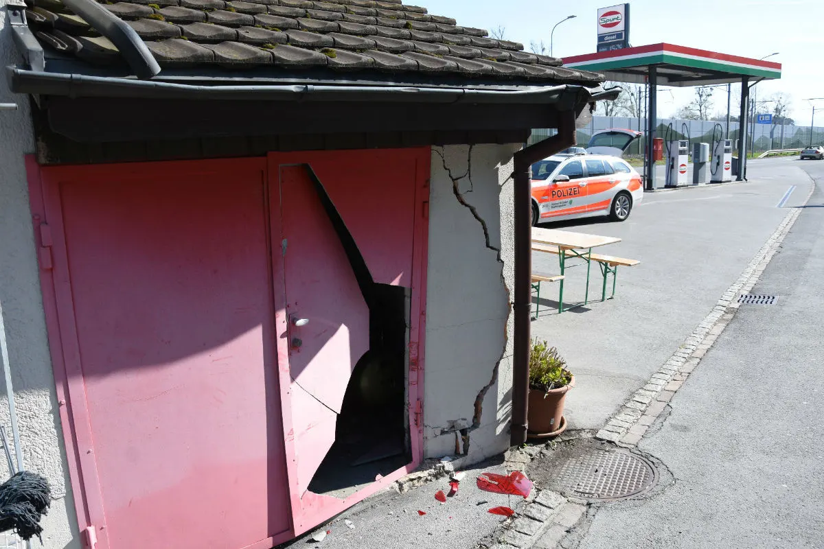 Rheineck SG - Rückwärts in Hauswand gefahren – Zeugenaufruf