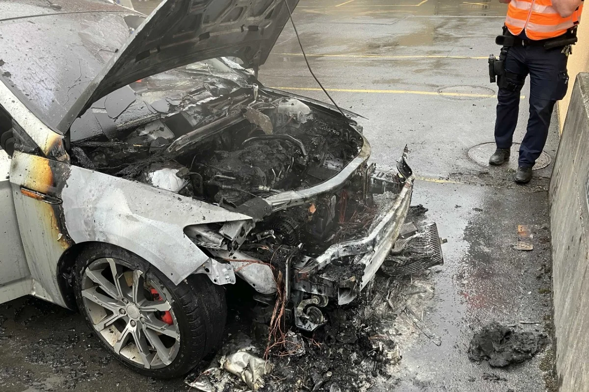 Auto ging in Schwanden (GL) auf dem Parkplatz in Flammen auf