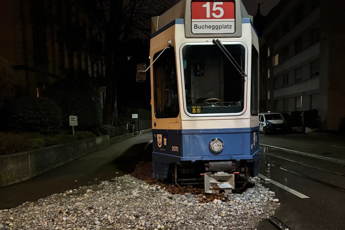 Zürich Kreis 6 – Wasserrohrbruch flutet Strassen und Häuser