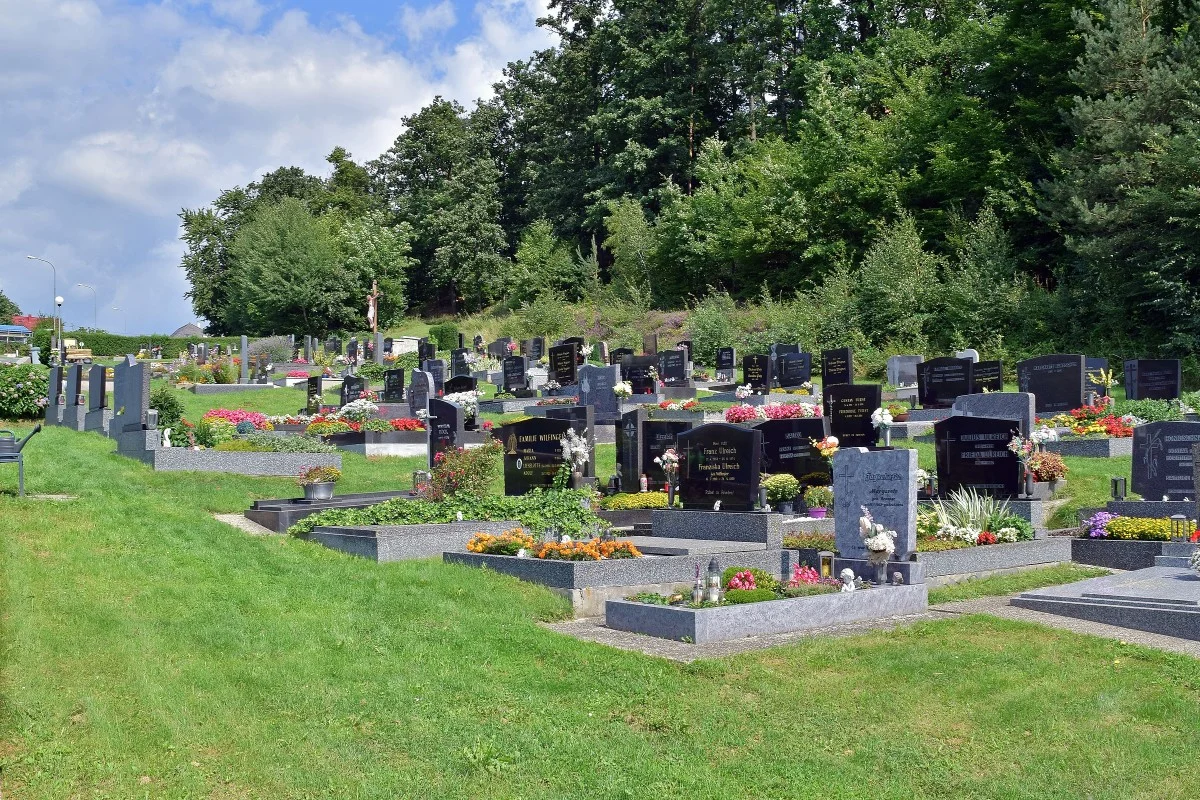 Gütersloh - Gräber auf Friedhof durch Feuer beschädigt