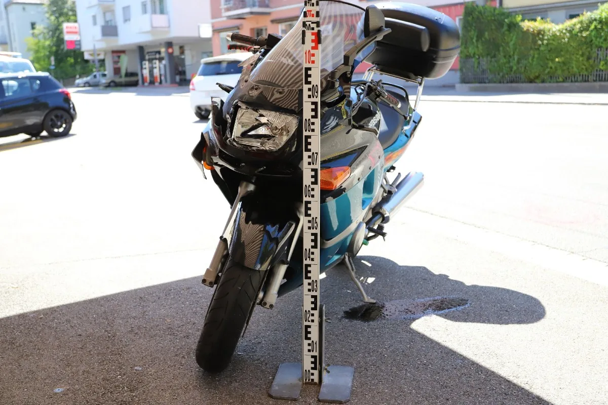 St.Gallen - Motorradfahrer kollidiert mit stehendem Auto