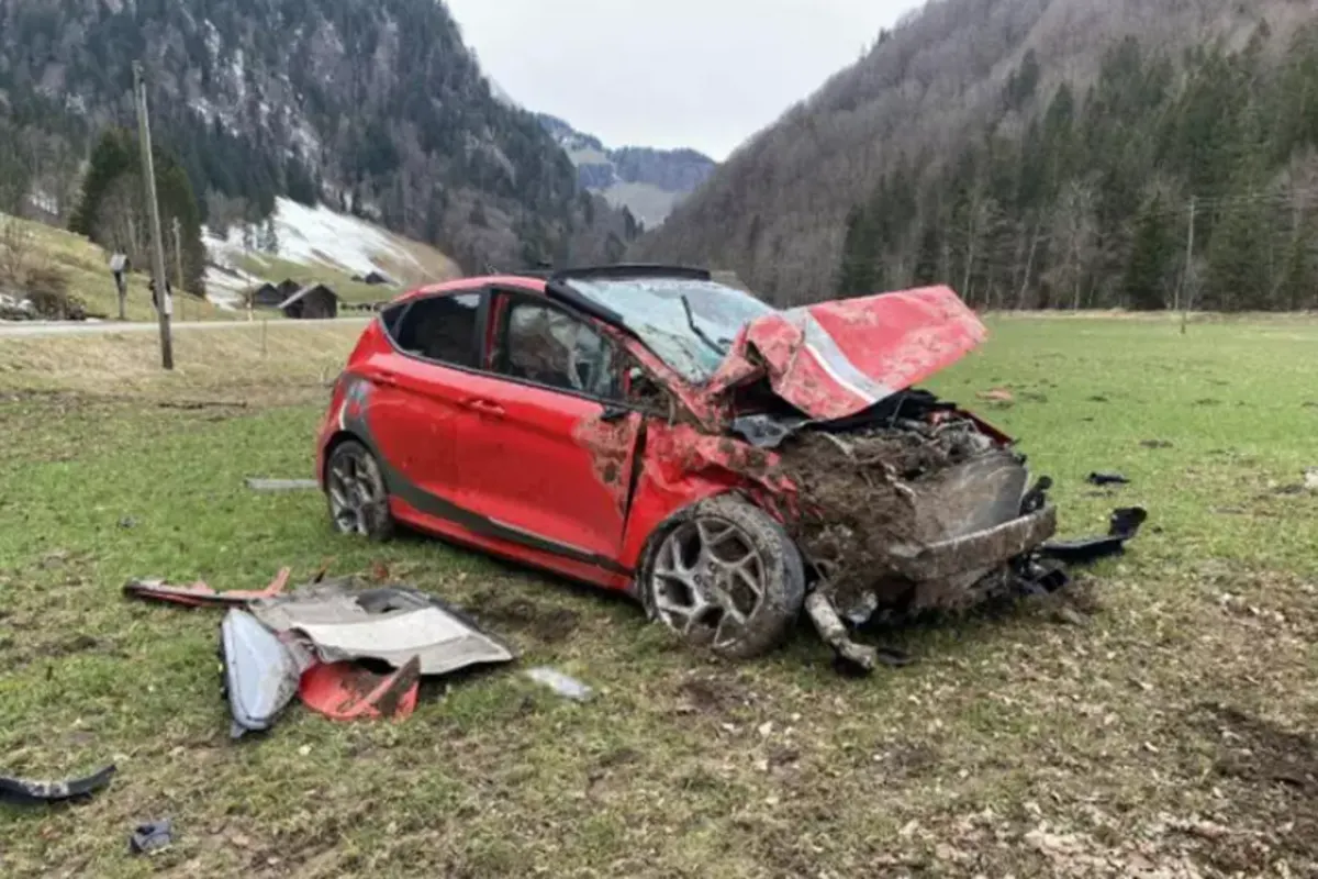 Jaun FR - Auto überschlägt sich bei Unfall mehrfach 