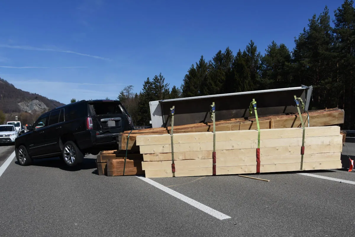 A13 Sargans SG – Anhänger nach Auffahrkollision gekippt