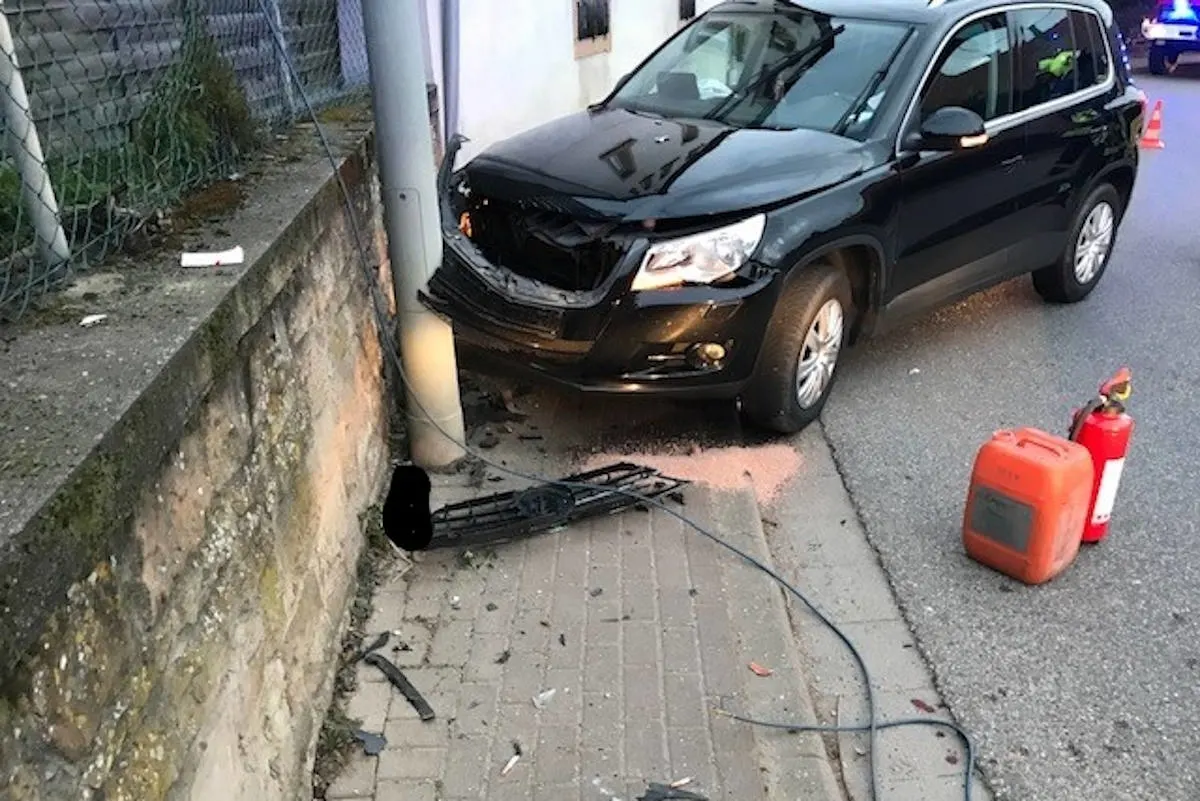 Bayerfeld-Steckweiler – Fahrzeug kollidiert mit Mauer