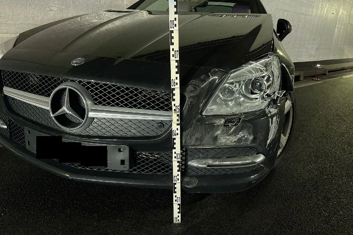 Lastwagen übersieht Mercedes im Schänzlitunnel auf der A18 bei Muttenz BL