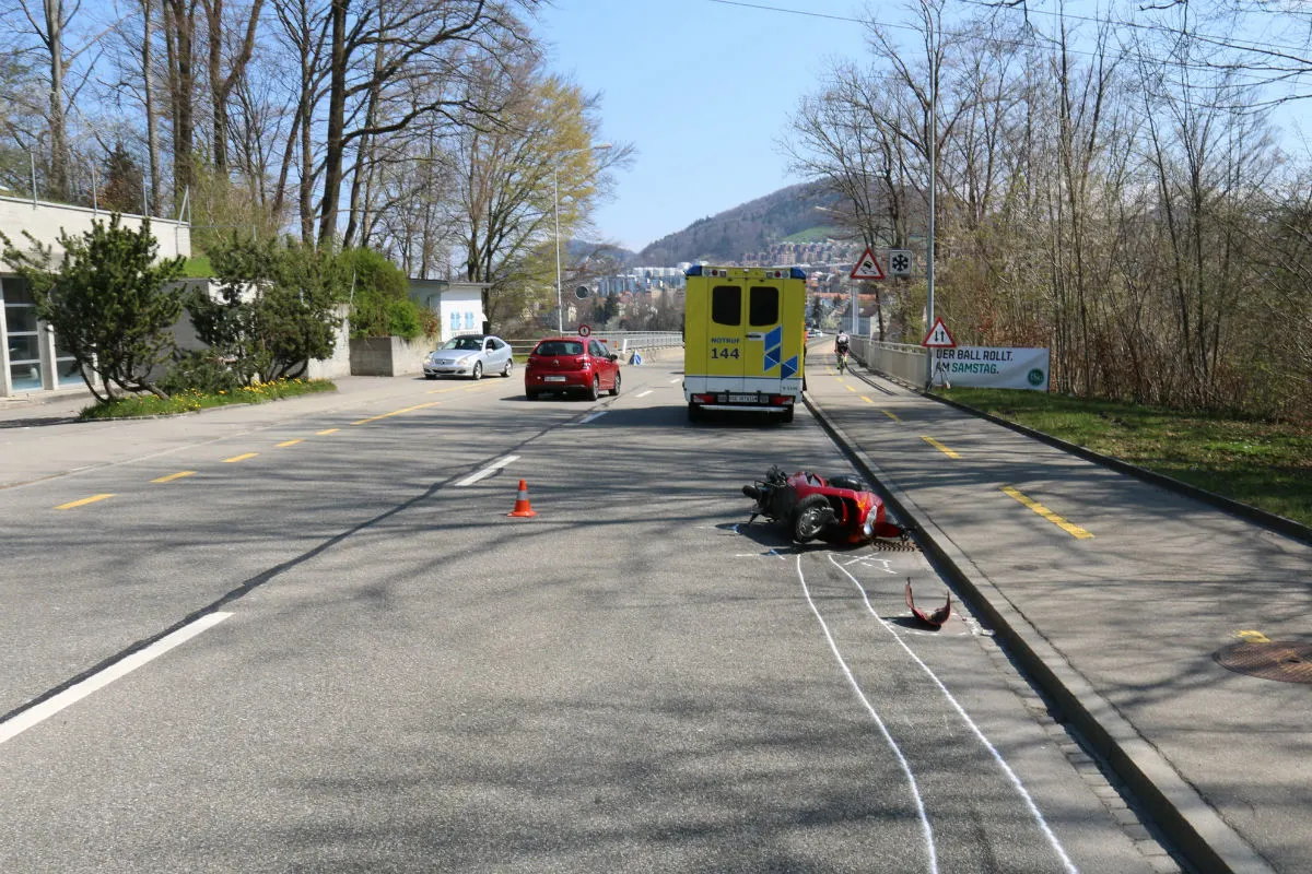 St.Gallen SG - Motorradfahrer kollidiert mit Hund