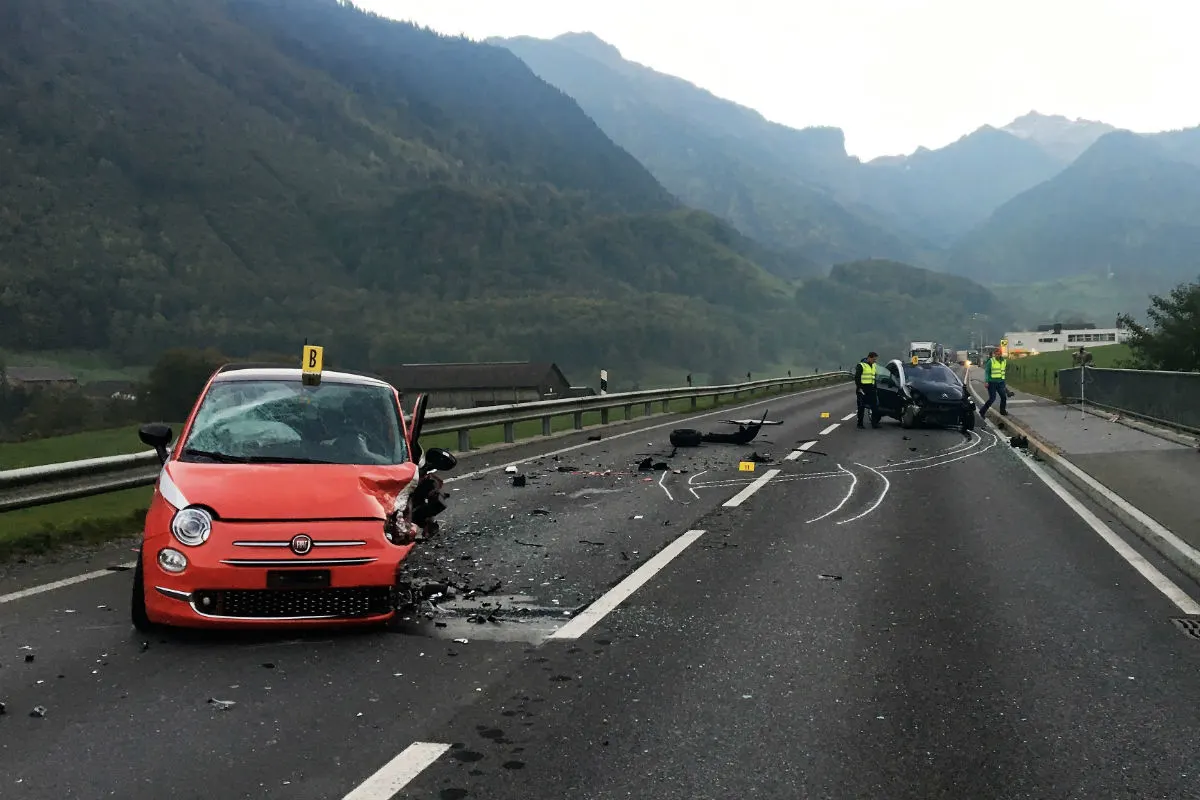 Mitlödi GL - Heftiger Unfall wegen Sekundenschlaf