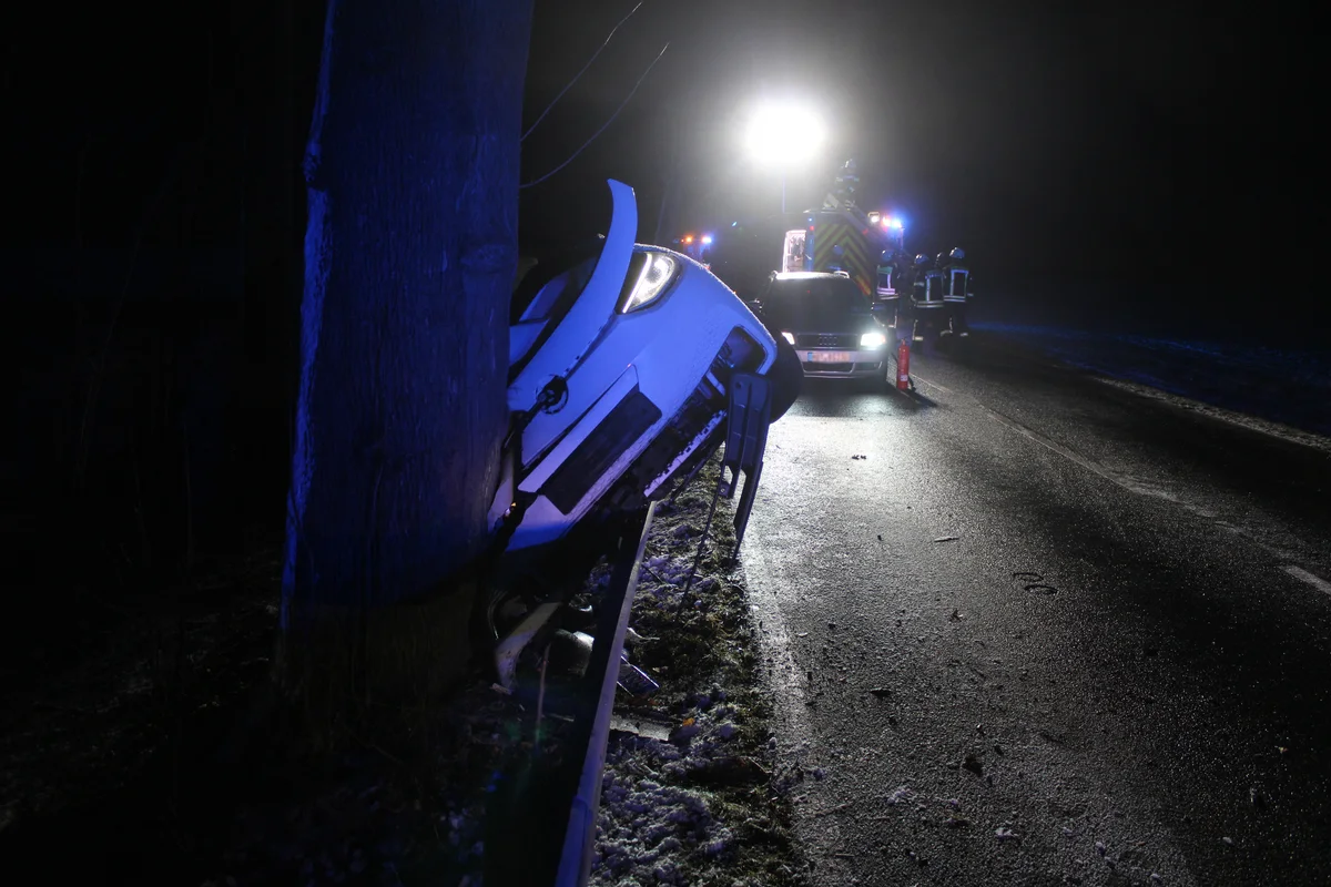 Möhnesee-Delecke NW - Verkehrsunfall fordert zwei Schwerverletzte 