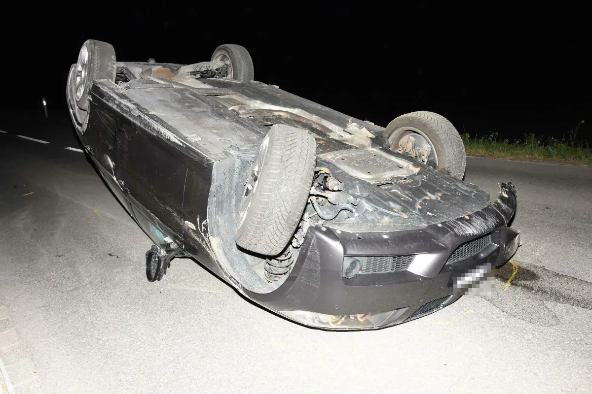 Neuhaus SG - 18-Jähriger verliert Kontrolle über Auto!