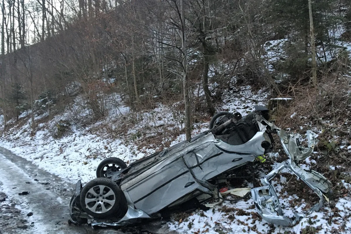 Mitlödi GL - Auto überschlägt sich mehrfach!