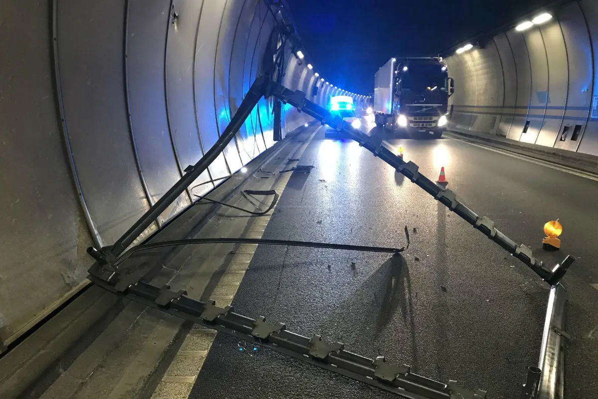 A2/Liestal BL - Lastwagen kollidiert mit Tunnelwand 
