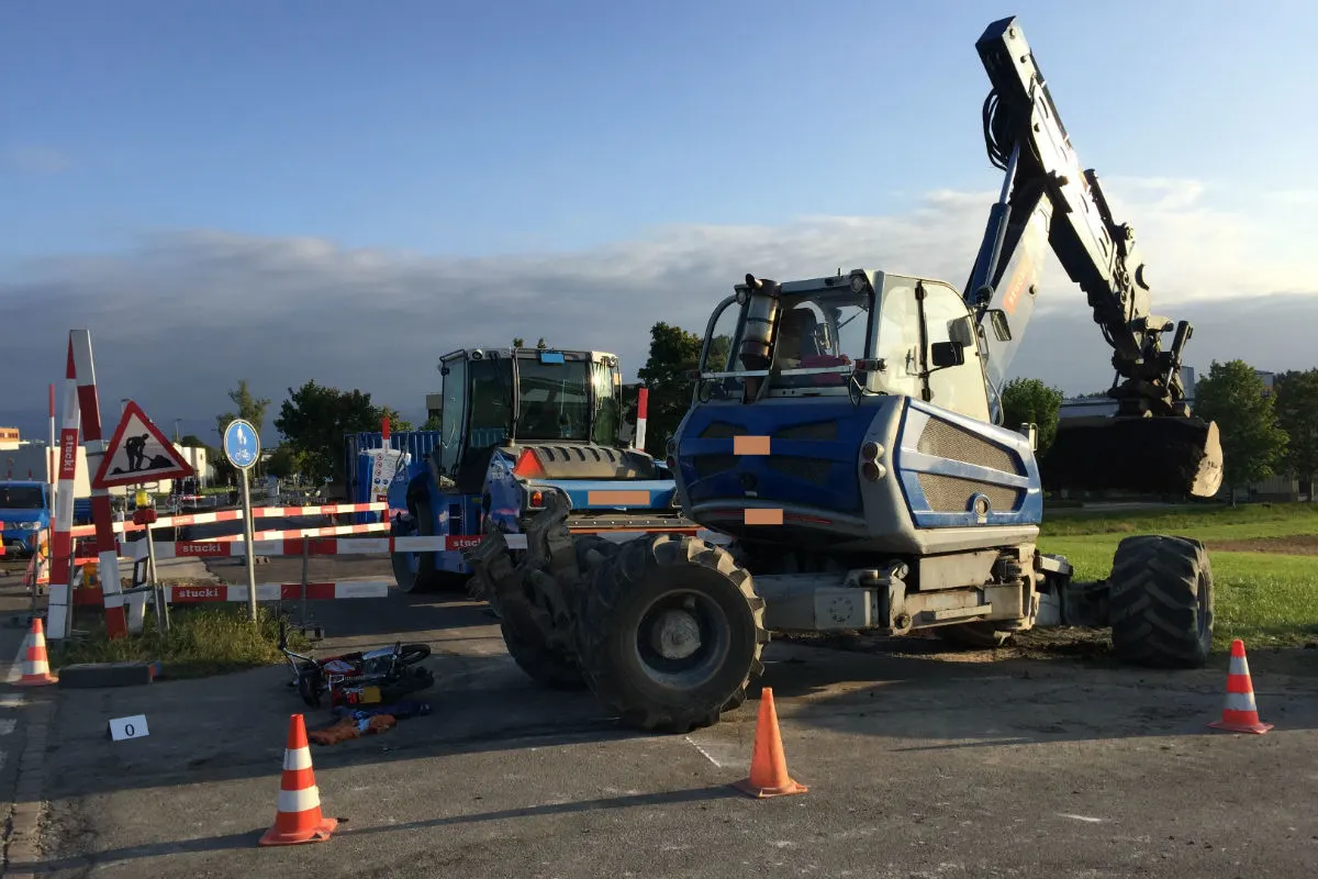 Hinwil ZH - Verkehrsunfall fordert schwerverletzten 15-jährigen Mofafahrer