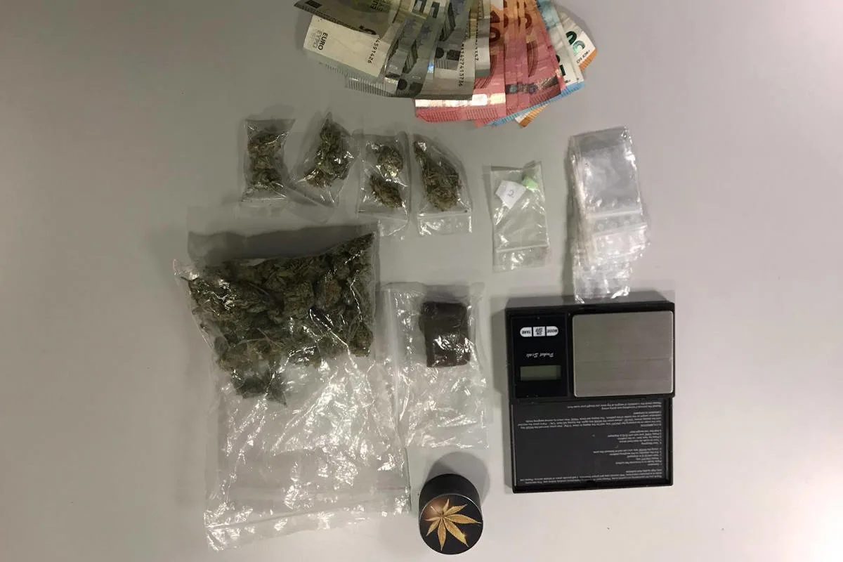 Düsseldorf ~ Wildpinkler entpuppt sich als Dealer