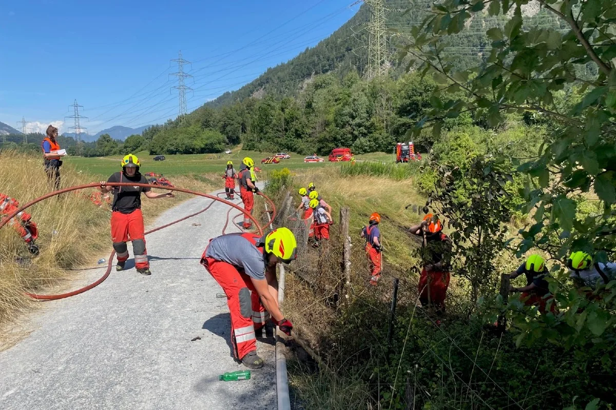 Rhäzüns GR - Feuerwehreinsatz wegen Flur- und Holzlagerbrand