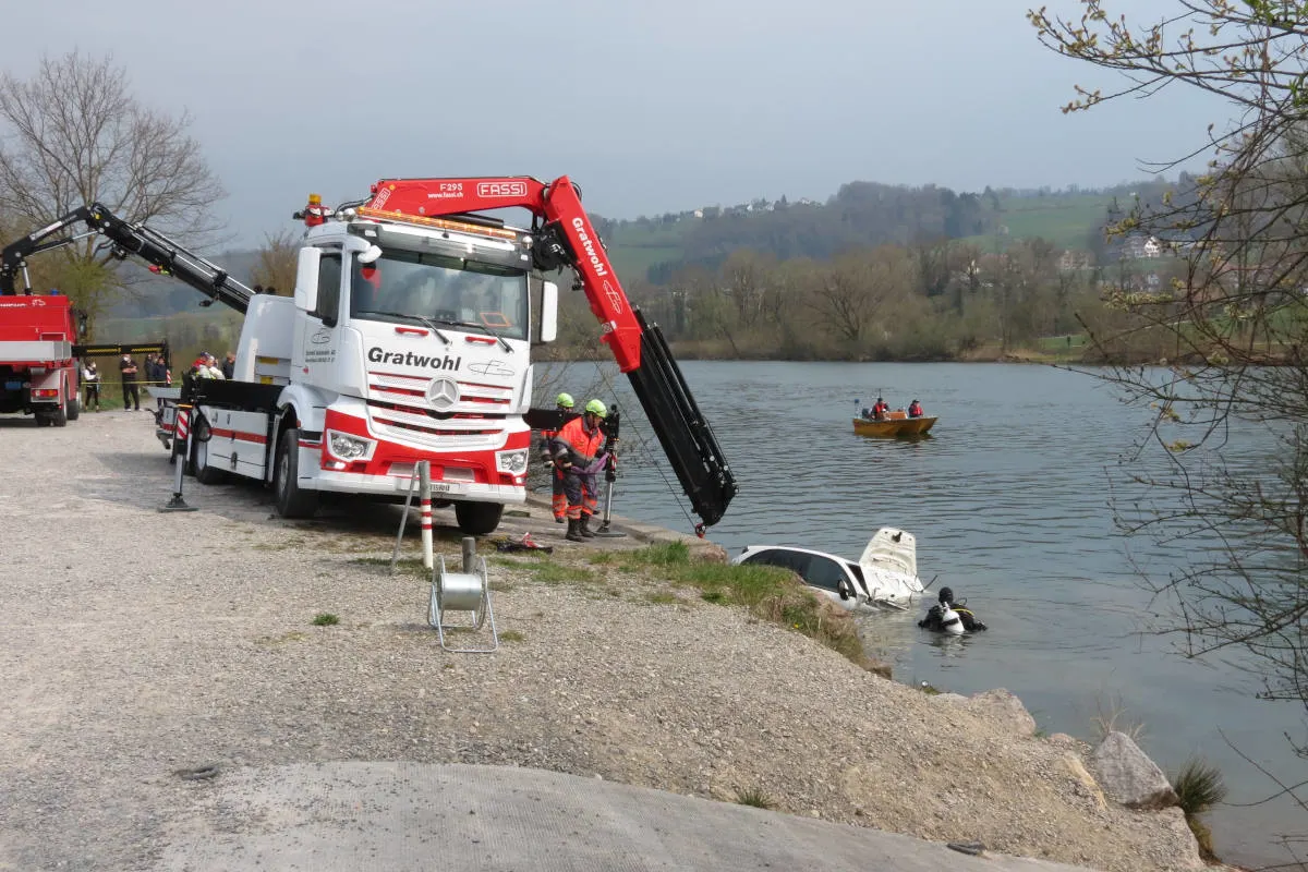 Rottenschwil  AG – Vor Polizei geflüchtet – in der Reuss gelandet