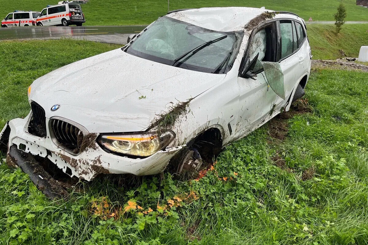 Ebnat-Kappel SG - Auto fliegt bei Unfall über Fussweg