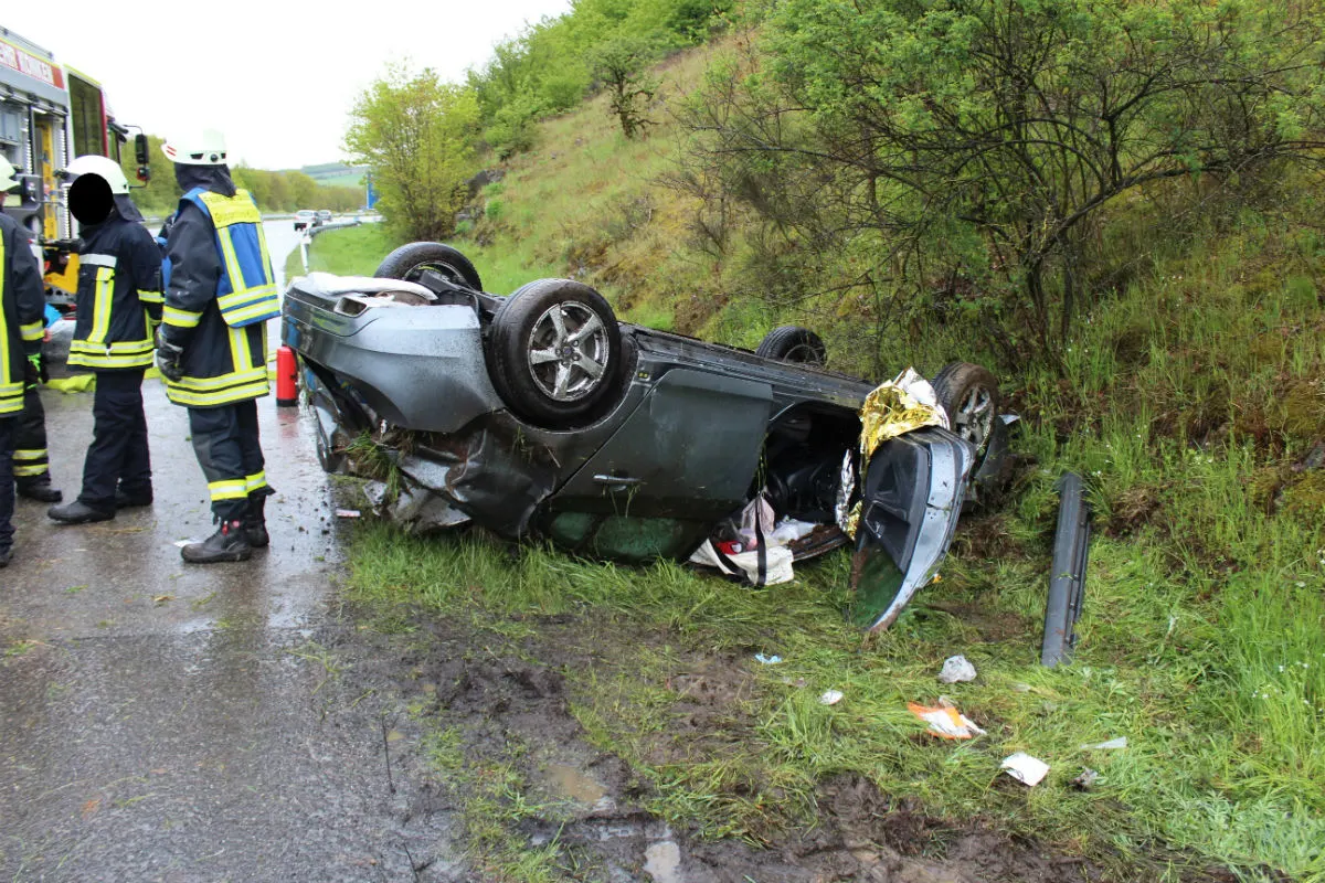 Autofahrerin zu schnell auf nasser Fahrbahn