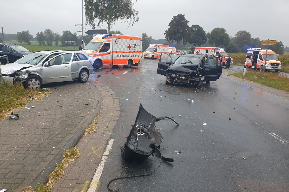 Bassen NI - Schwerer Unfall hat zehn Verletzte zur Folge 
