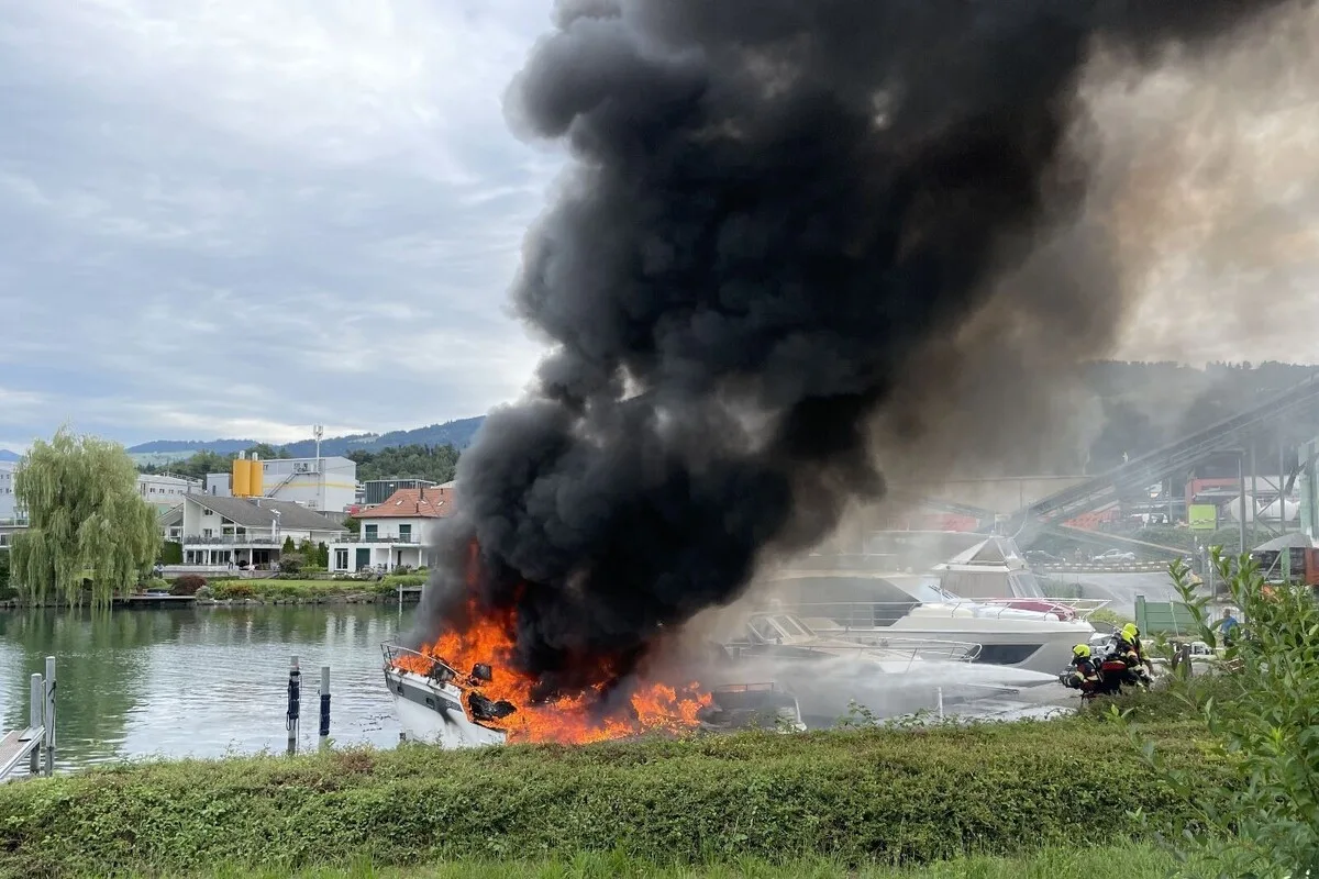 Pfäffikon SZ - Drei Boote durch Feuer zerstört