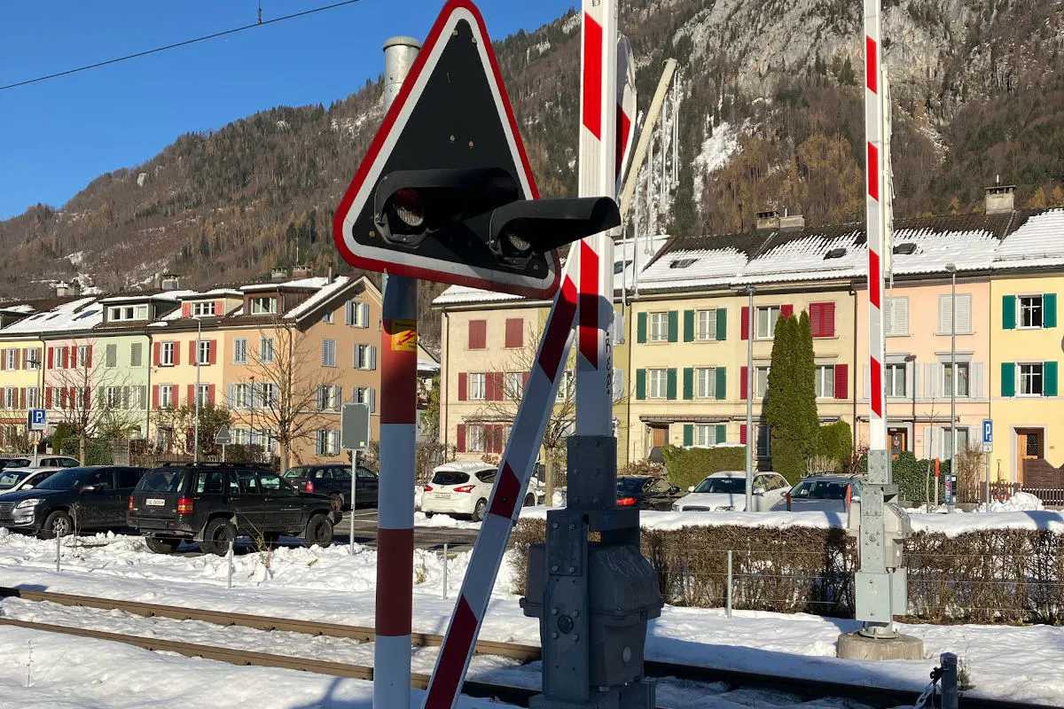 Ennenda GL – Autolenkerin rettet sich vor herannahendem Zug 