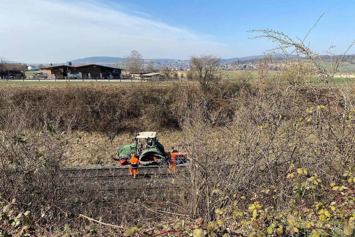Niederglatt ZH – Landwirtschaftlicher Traktor auf Bahntrassee gestürzt