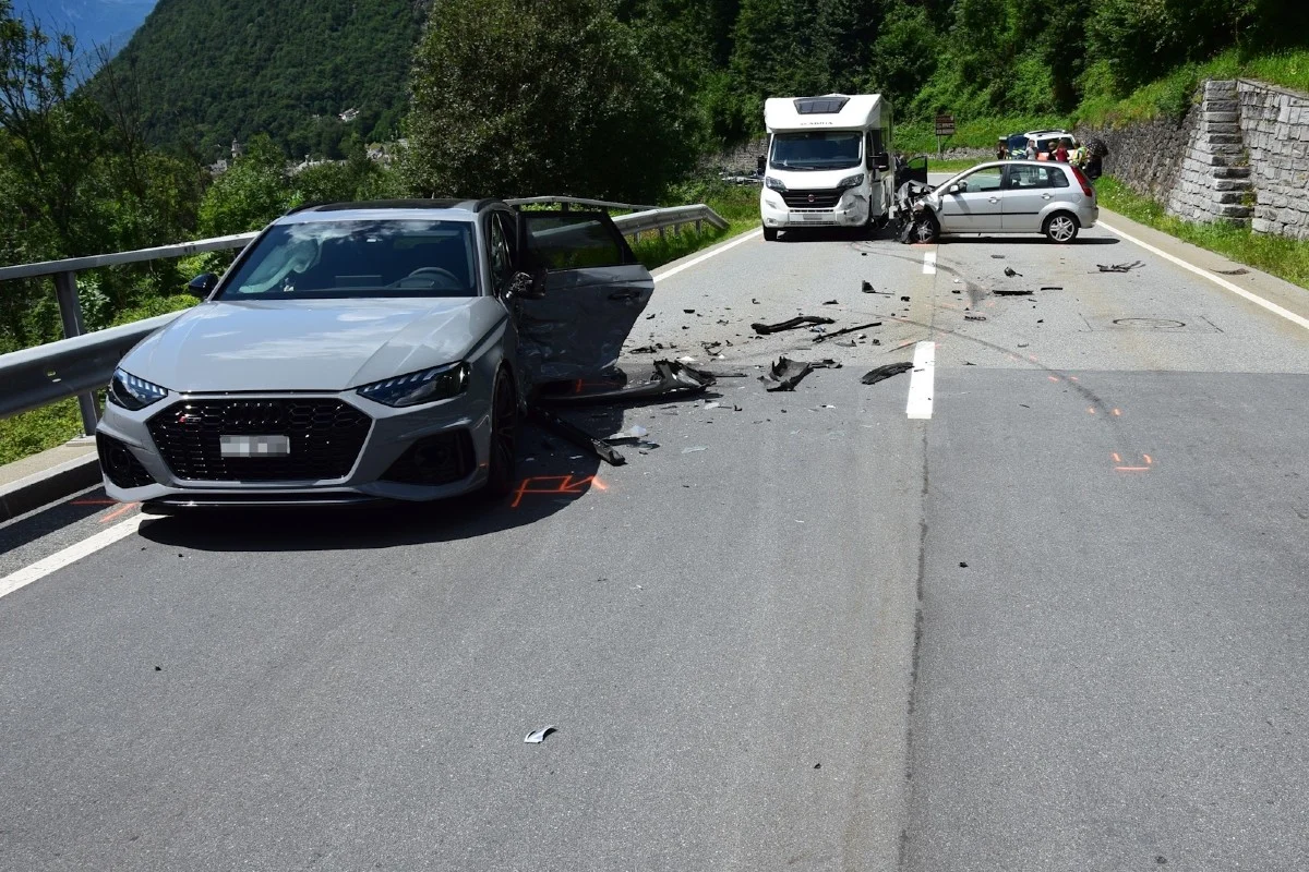 Castasegna GR - Kollision mehrerer Fahrzeuge nach Überholmanöver