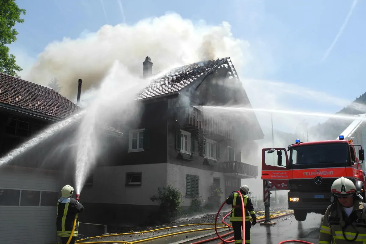 Vorderthal SZ -  Gasgrill setzt Haus in Brand