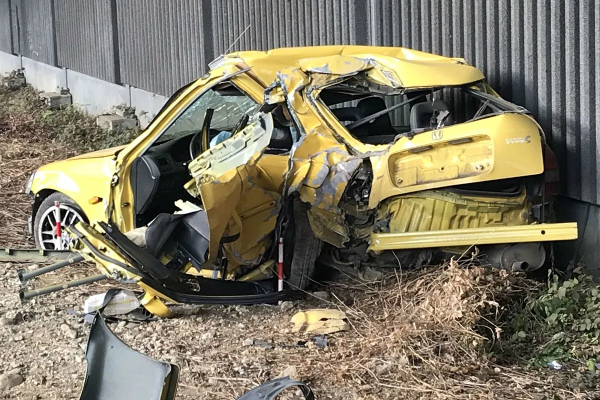 Itingen BL - Auto kracht in Betonpfeiler