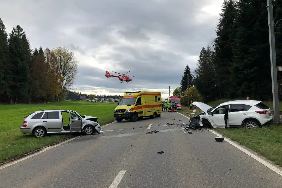Unfall Huttwil BE - Zwei Autolenkende bei Frontalkollision verletzt