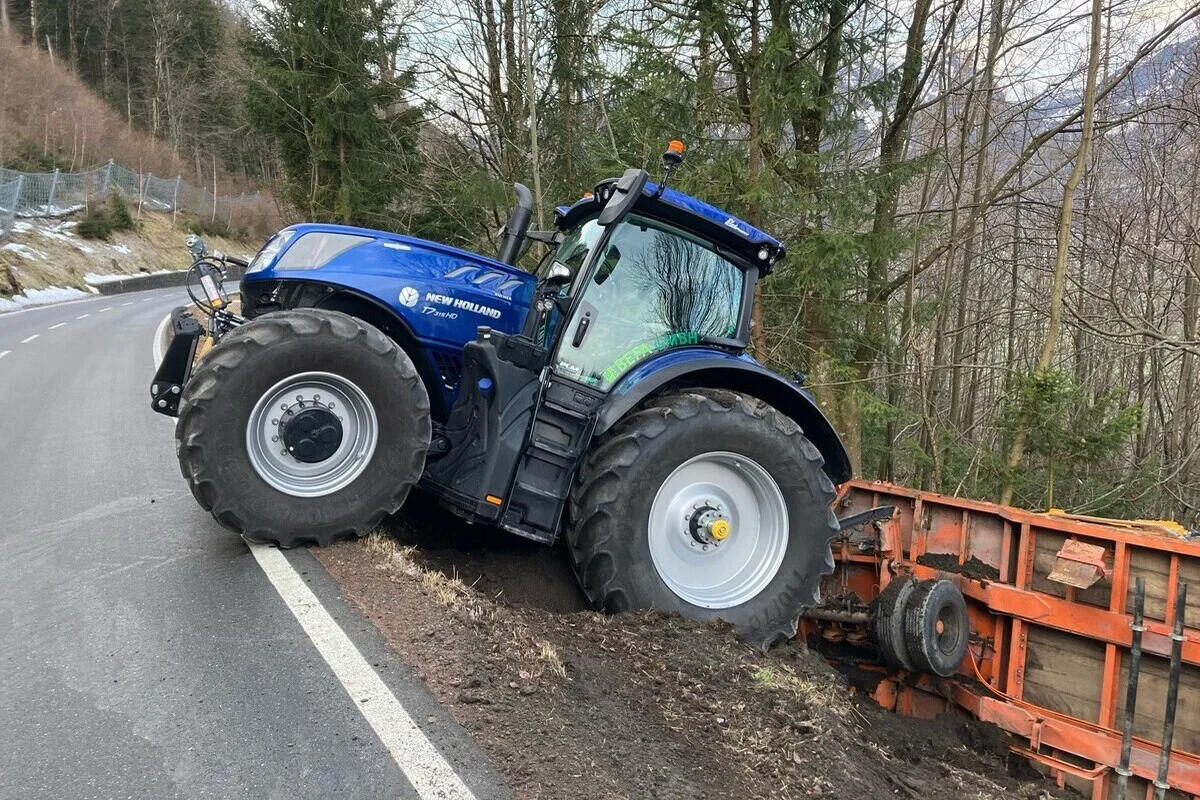 Filzbach GL – Traktor auf vereister Fahrbahn verunfallt