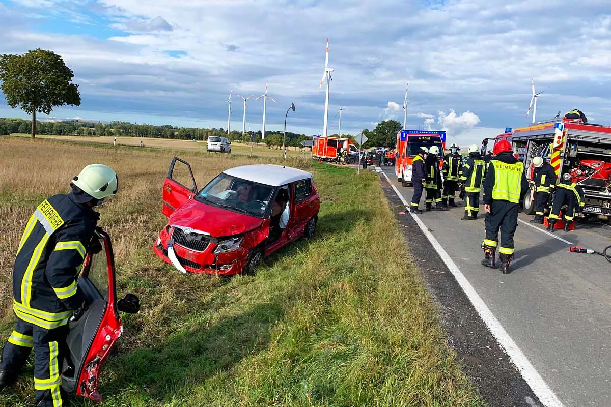 Borgentreich - Verkehrsunfall - Eine Person im Fahrzeug eingeschlossen