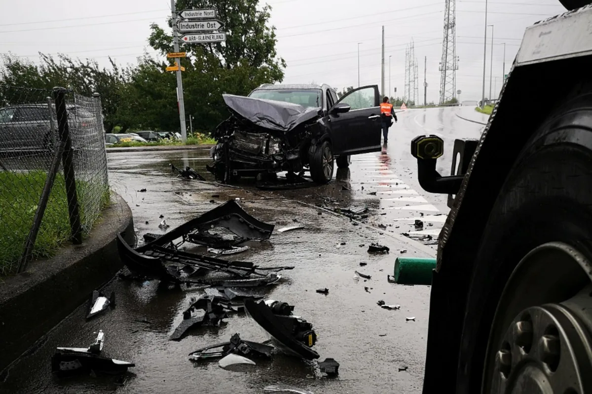 Heftiger Crash in Bilten GL - Autolenkerin übersieht vortrittsberechtigen Lastwagen - Totalschaden!
