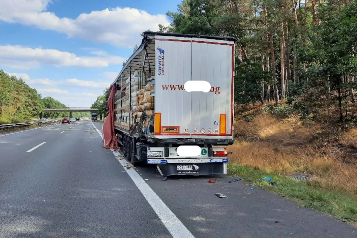 A27 Kirchlinteln – Sattelzug kollidiert mit Lastwagen auf dem Pannenstreifen