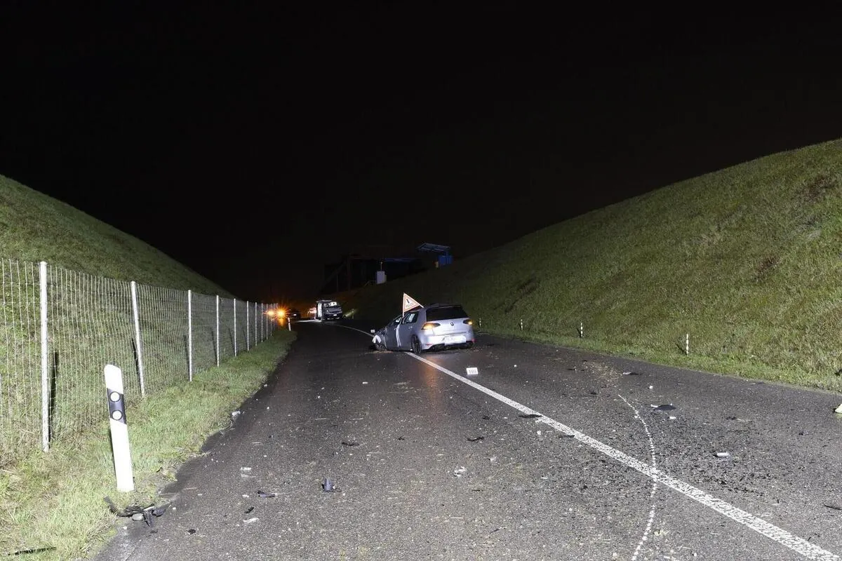 Wil ZH - Auto überschlägt sich bei Unfall - Rüdlingerstrasse gesperrt 