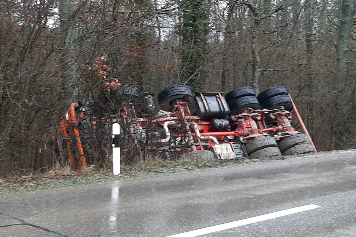 Leuggern AG - Lastwagen kippt nach Ausweichmanöver auf die Seite!