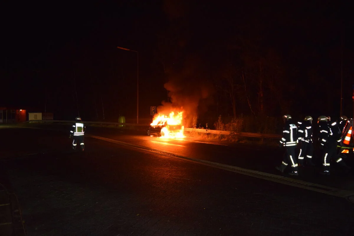 Auto auf der Rastanlage Hasbruch-Nord NI in Brand geraten 