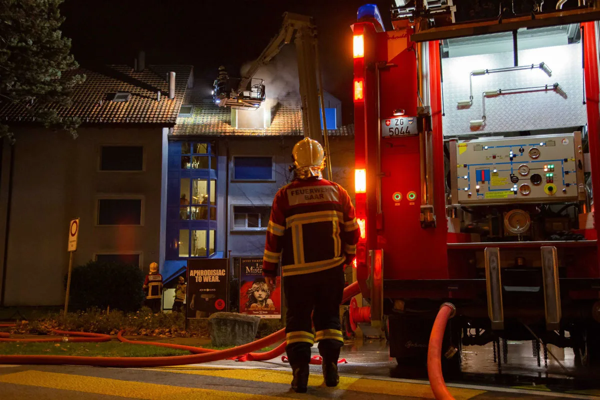 Baar ZG - Dachwohnung durch brennende Kerze zerstört!